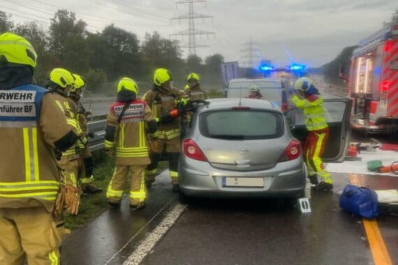 Feuerwehr bei technischer Rettung: Fahrer aus Unfallwagen auf der A42 gerettet, Blaulicht, Einsatzfahrzeuge.
