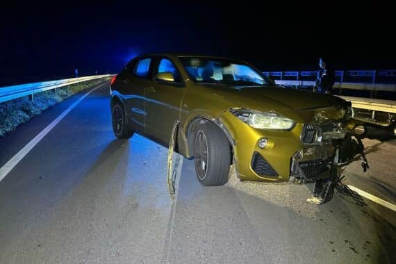 Verlassener Unfallwagen (Archiv) bei Gummersbach: beschädigter BMW nach Zusammenstoß, Polizei vor Ort.