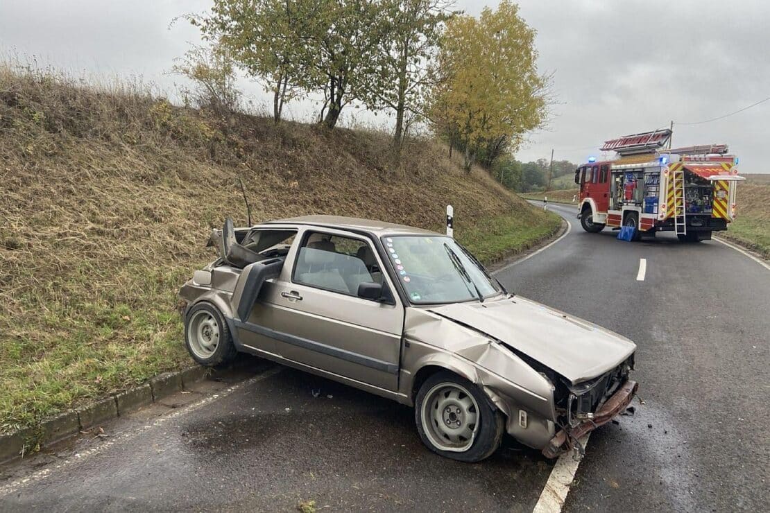 Autofahrer überschlägt sich auf Kreisstraße 66 bei Desloch