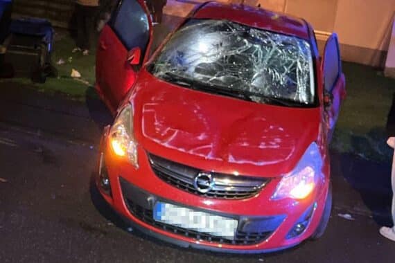 Alleinunfall in Lindlar: Opel, Anhänger, Mercedes und Mülltonnen beschädigt; Polizei und Krankenwagen.