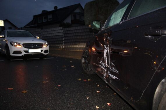 Verkehrsunfall in Preußisch Oldendorf: zwei Autos stoßen an Einmündung Bergstraße/Ziegeleiweg zusammen.