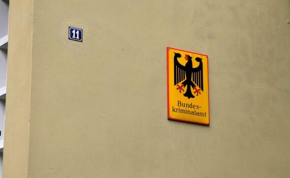Das Gebäude des Bundeskriminalamts in Wiesbaden mit gut sichtbarem BKA-Schriftzug.