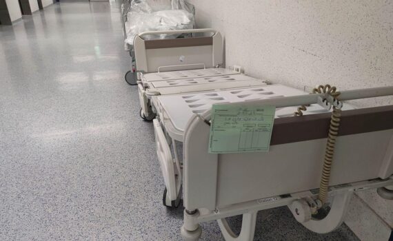 Krankenhausgebäude als Symbol für die gesetzliche Krankenversicherung und den stabilen Zusatzbeitrag von 2,9 Prozent.