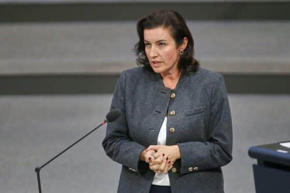Dorothee Bär mit Ilse Aigner, beide CSU-Politikerinnen, vor politischem Hintergrund in Berlin.