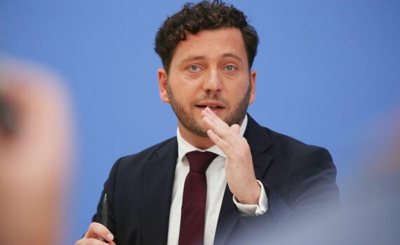 Grünen-Chef Felix Banaszak bei einer politischen Stellungnahme zu Jugendprotesten und den Anliegen junger Menschen.