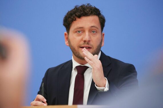 Grünen-Chef Felix Banaszak bei einer politischen Stellungnahme zu Jugendprotesten und den Anliegen junger Menschen.