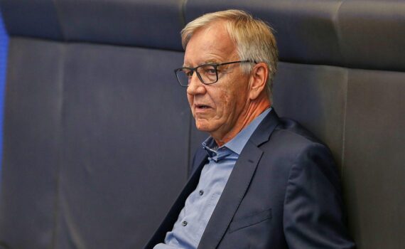 Dietmar Bartsch distanziert sich von Cansin Köktürk: antisemitisches Instagram-Video sorgt für Kritik.