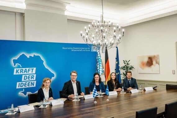 Unterzeichnung der Bayern-Québec-Kooperation: Wissenschaftsminister Markus Blume mit Delegierten in München, Robotik/AI-Förderung.