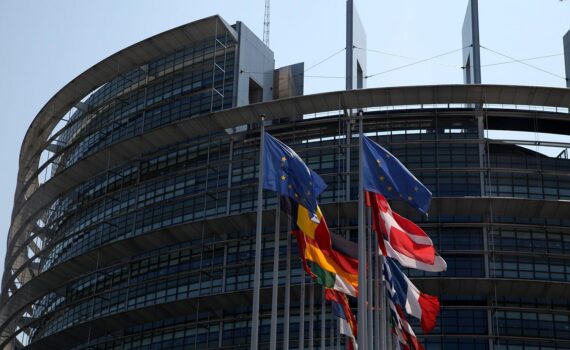EU-Parlament in Straßburg: Abstimmungen zur Lockerung des Verbrenner-Aus, Lobbytreffen mit Rechten.