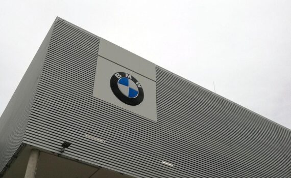 BMW-Logo vor Autoschlüssel/Portal: HR4Me-Abfindungsprogramm, Tausende Mitarbeiterzugriffe, Angebot wieder verfügbar.