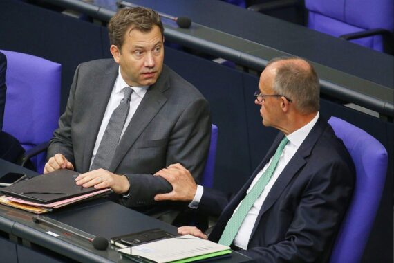 Lars Klingbeil und Friedrich Merz im Archivfoto vor Berlin, Kanzleramt, Streit um Zuckersteuer.