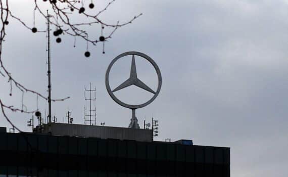 Mercedes-Benz-Stern vor Werkshintergrund: Sparprogramm, Leiharbeiterabbau und Einsparungen in Deutschland.