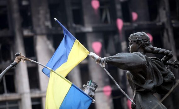 Ukrainische Flagge vor Kiew: fehlende Milliarden für Verteidigung und Haushalt.