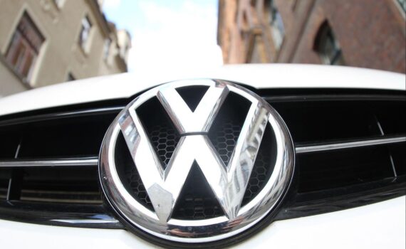 VW-Logo (Archiv); Bericht: Millionenrückruf, korrodierte Schraube am Lenkgetriebe seit Oktober 2024.