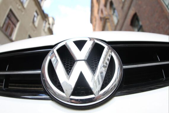 VW-Logo (Archiv); Bericht: Millionenrückruf, korrodierte Schraube am Lenkgetriebe seit Oktober 2024.