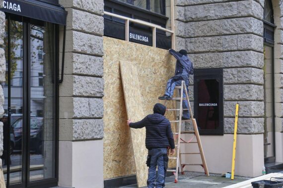 Mit Sperrholzplatten gesicherte Schaufenster von Luxusgeschäften am Berliner Kurfürstendamm vor angekündigten „Gen Z“-Protesten.