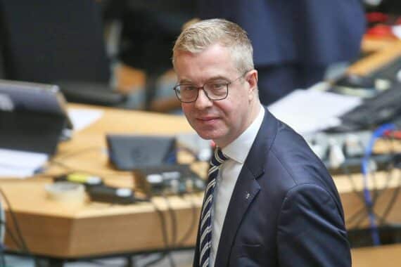Berlins CDU-Chef Stefan Evers, dessen spätes Gesprächsangebot an Grüne und SPD auf Kritik stößt.