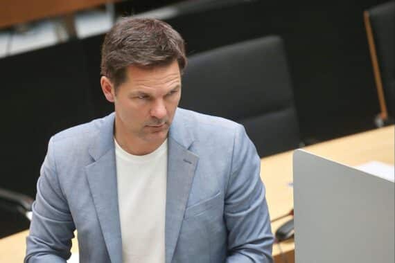 Steffen Krach, Berliner SPD-Chef und Spitzenkandidat, bei einem öffentlichen Auftritt.