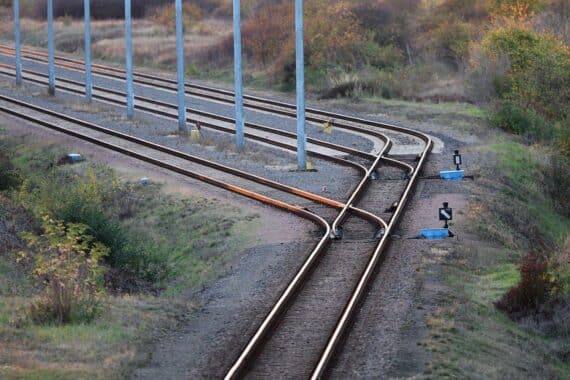 Bahngleise im Archiv: Treffen zur Finanzierung des Bahn-Nahverkehrs, Streit um Regionalisierungsmittel.