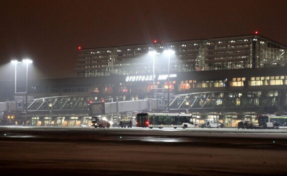 Flughafen Stuttgart im Archiv: Rollfeld/Terminal, An- und Abflüge vorübergehend wegen behördlicher Maßnahme ausgesetzt.