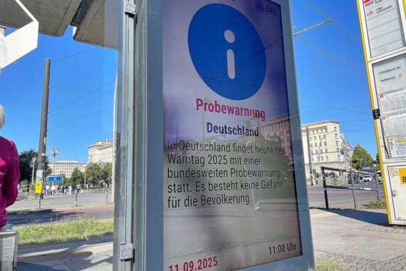 Digitaler Alarm auf Werbetafel im Archiv: Hinweis auf Schutzübungen bei Atomwaffen- bzw. Strahlengefahr.