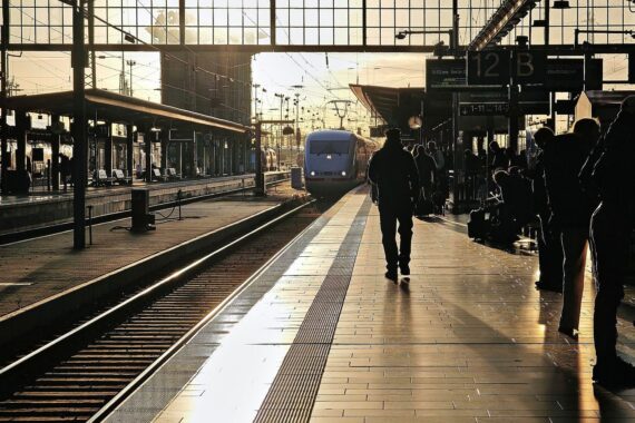 Frankfurter Hauptbahnhof im Archiv: Bundesverkehrsminister Bilger verspricht bessere Bahnpünktlichkeit bis 2029.