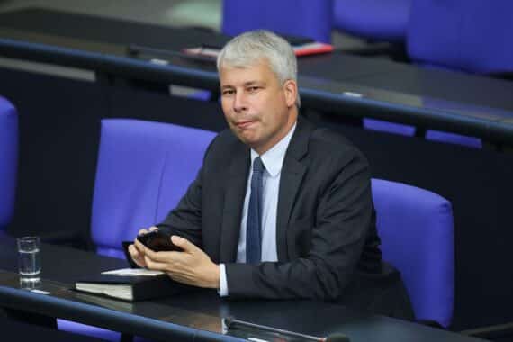 Steffen Bilger (CDU) im Archivfoto: Bundesverkehrsminister verteidigt technologieoffenes Verbrenner-Aus für Europa.