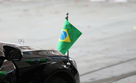 Die brasilianische Flagge weht im Wind als Symbol für den politischen Konflikt nach der Präsidentschaftswahl.