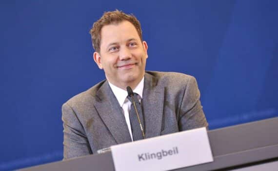 Lars Klingbeil (SPD) im Porträt, zustimmend bei Debatte um SPD-Führung und Doppelspitze.