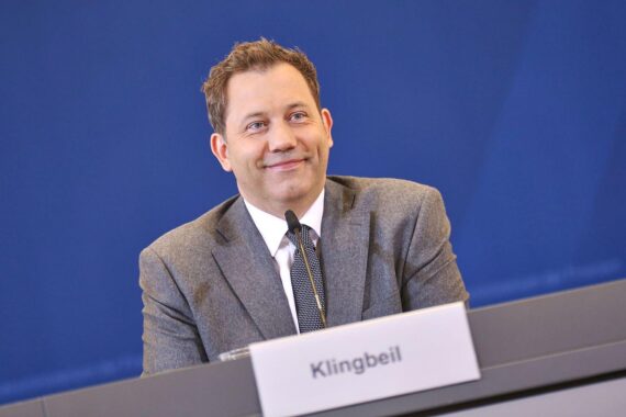 Lars Klingbeil (SPD) im Porträt, zustimmend bei Debatte um SPD-Führung und Doppelspitze.