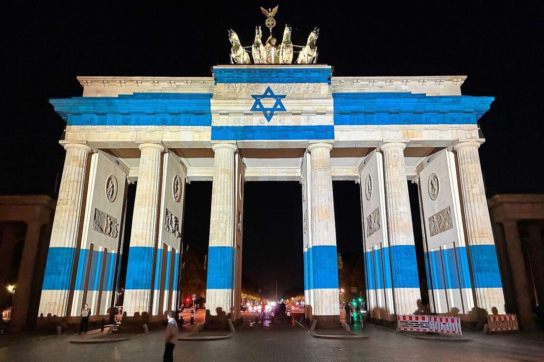 Brandenburger Tor in den Farben Israels angestrahlt