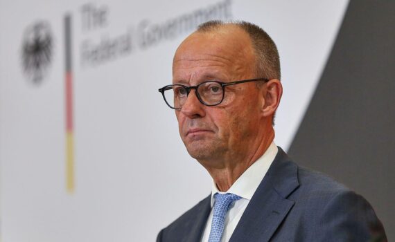 Friedrich Merz im Porträt, dts-Foto, als Bryan Adams' Kommentar zum Rückzug thematisiert wird.