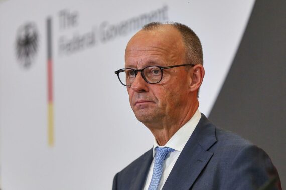 Friedrich Merz im Porträt, dts-Foto, als Bryan Adams’ Kommentar zum Rückzug thematisiert wird.