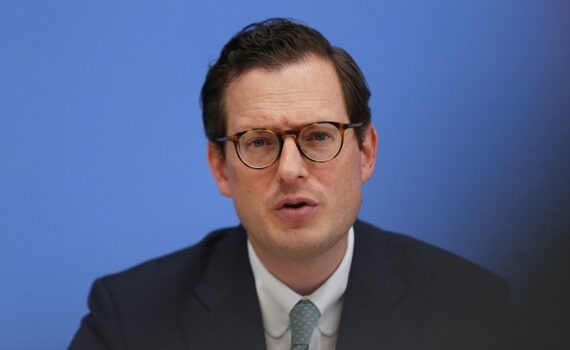 Porträt des Bundesdatenschutzbeauftragten Moritz Hennemann, der Einschränkungen des Informationsfreiheitsgesetzes kritisiert.