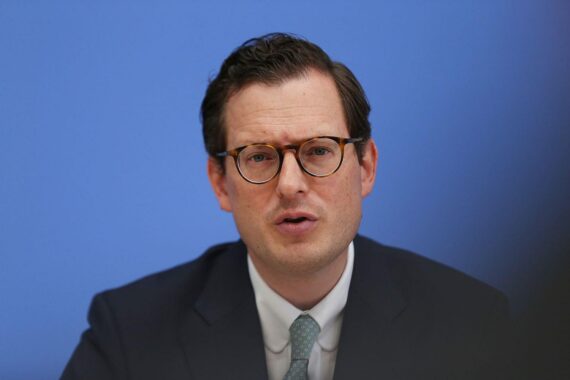 Porträt des Bundesdatenschutzbeauftragten Moritz Hennemann, der Einschränkungen des Informationsfreiheitsgesetzes kritisiert.