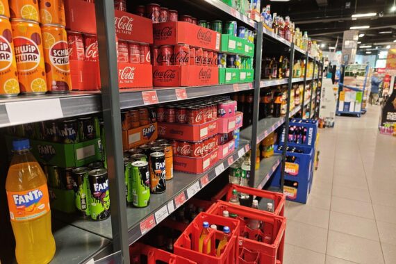 Supermarkt-Limonaden in Regalen: Zuckergetränkesteuer ab 1. Juli 2027 beschlossen.