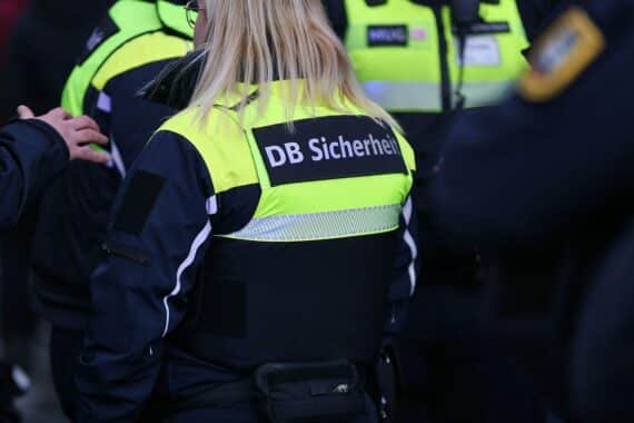 Mitarbeiter der DB Sicherheit auf einem Bahnsteig am Hamburger Hauptbahnhof.