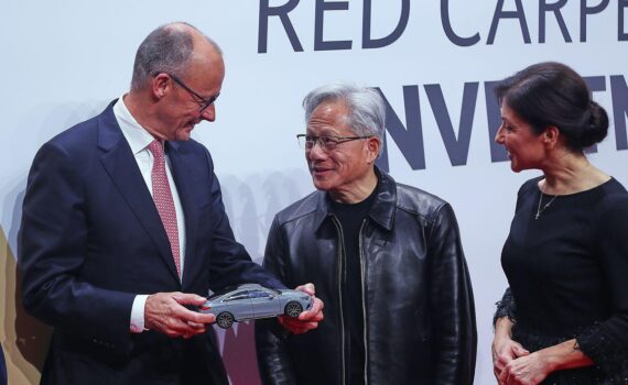 Friedrich Merz, Jen-Hsun Huang und Katherina Reiche: Absichtserklärung zwischen Bundesregierung und Nvidia für KI-Initiative.
