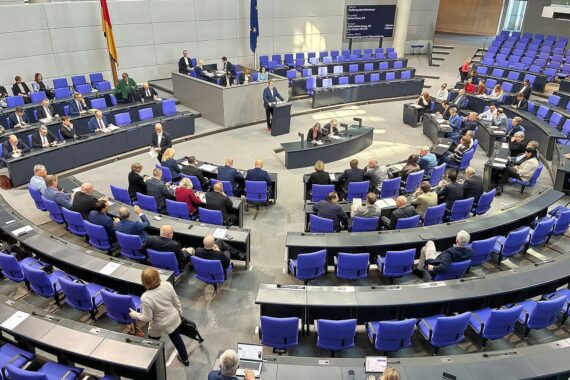 Bundestagssitzung in Berlin: Abgeordnete beschließen die „Frühstartrente“ zur privaten Altersvorsorge für Kinder.