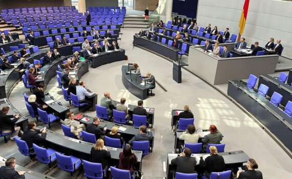 Bundestagssitzung in Berlin: Abgeordnete stimmen über erhöhte Tabaksteuer ab. Foto vom 15.10.2026.