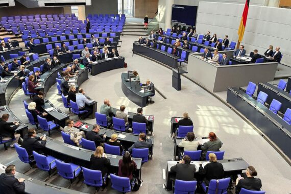Bundestagssitzung in Berlin: Abgeordnete stimmen über erhöhte Tabaksteuer ab. Foto vom 15.10.2026.