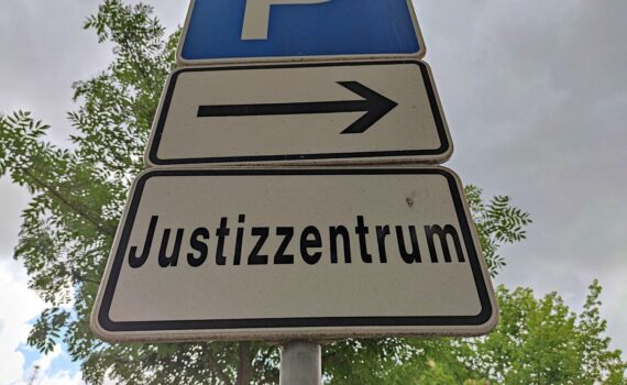 Justizzentrum im Archiv: Bundestag beschließt Gesetz zur psychosozialen Prozessbegleitung für Opfer schwerer Gewalt.