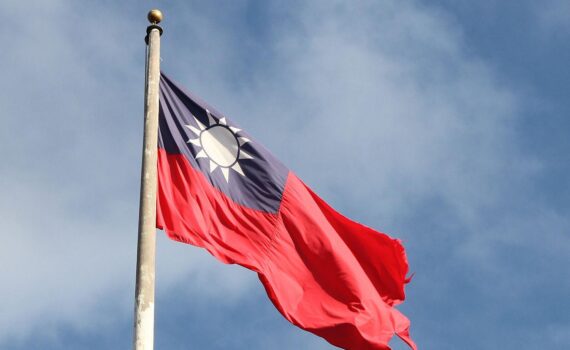 Taiwan-Flagge vor wirtschaftlichen Geoökonomie-Stresstests: mögliche Pläne für eine Blockade nach chinesischem Angriff.