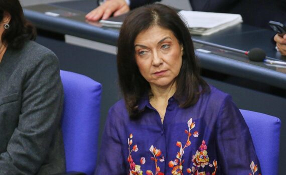 Katherina Reiche (CDU) vor Nachrichten-/Politik-Hintergrund, Hinweis auf Gerichtsbeschluss zum Instagram-Reel gegen „die Linke“.