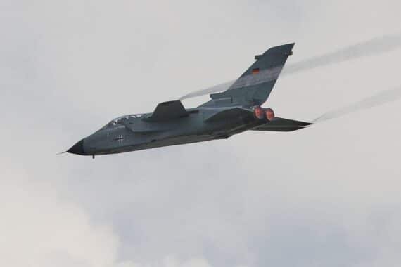 Tornado (Archiv) und Hinweis: Trotz Frauenöffnung dominieren in der Bundeswehr weiterhin Männer bei Kampfkommandos.