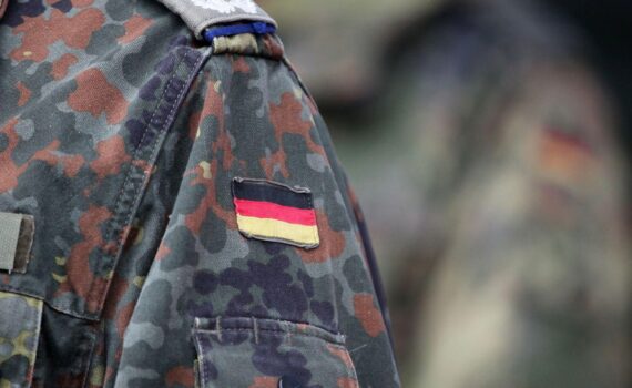 Ein Bundeswehr-Soldat neben Antennen und elektronischer Aufklärungstechnik während eines Einsatzes in Litauen.