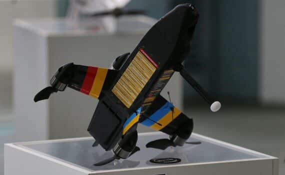 Drohne über Gelände, Archivfoto; Bundeswehr plant Drohnenregiment bis 2027 bei Bergen.