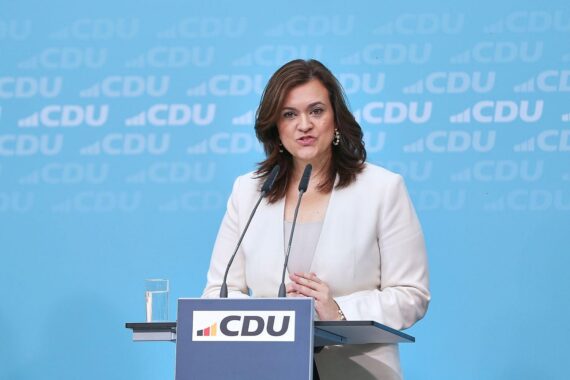 Franziska Hoppermann im CDU-Setting warnt vor Links-SPD-Grünen-Koalition in Berlin.