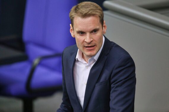 Yannick Bury (Archivfoto) vor dem Hintergrund Frankreich-Proteste: Warnsignal für Deutschland und politische Extremismus-Debatte.