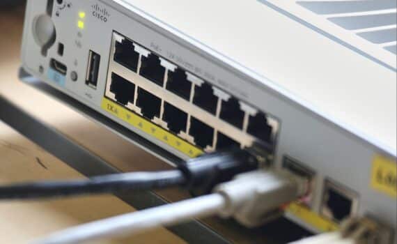 Netzwerk-Patchpanel im Archiv: Hinweis auf kritische PHP-Sicherheitslücke und drohende Cyberbedrohung durch KI.
